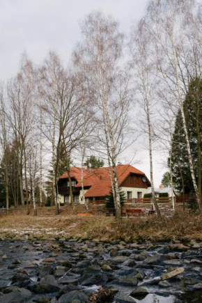 Chaloupka u řeky